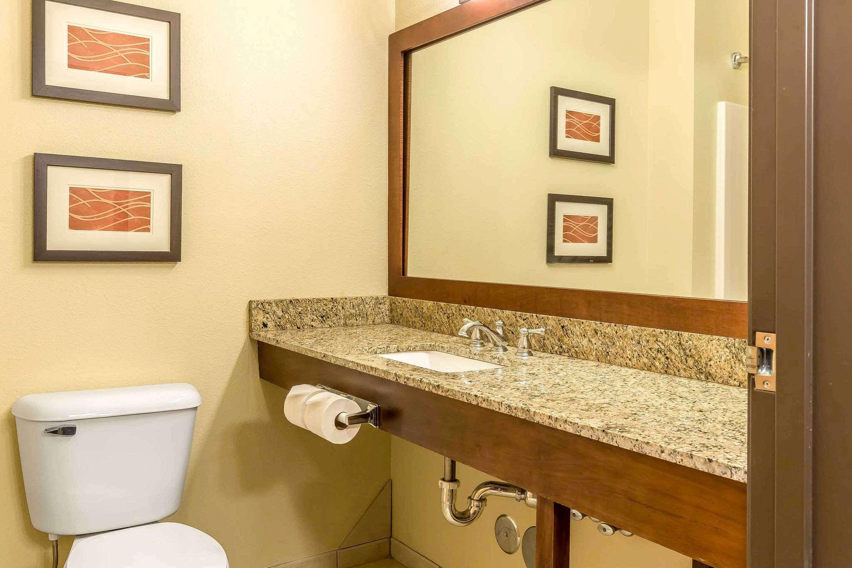 Comfort Inn & Suites East Moline Near I-80 Εξωτερικό φωτογραφία